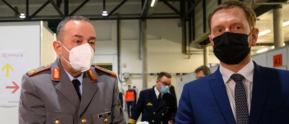Michael Kretschmer, Ministerpräsident von Sachsen, und Carsten Breuer besuchen das Impfzentrum in der Messe Dresden.