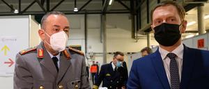 Michael Kretschmer, Ministerpräsident von Sachsen, und Carsten Breuer besuchen das Impfzentrum in der Messe Dresden.