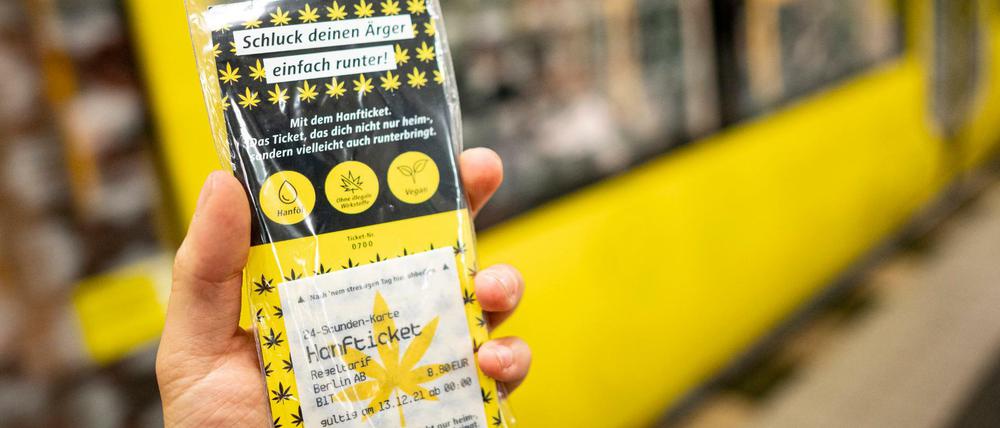 Mit einer Marketing-Aktion rund um das Thema Hanf testet die BVG derzeit die gesellschaftliche Akzeptanz rund um die ikonische Pflanze. 