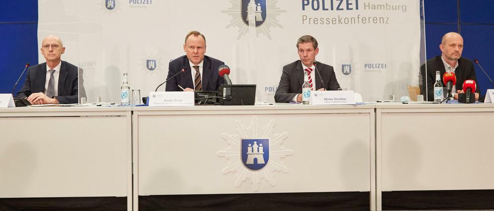 Die Pressekonferenz der Generalstaatsanwaltschaft und Polizei anlässlich eines Haftbefehls wegen Verdachts des Verstoßes gegen das Waffen- und das Kriegswaffenkontrollgesetz. 