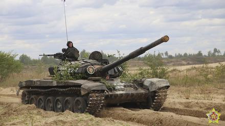 Auf diesem vom belarussischen Verteidigungsministerium zur Verfügung gestellten Foto nehmen belarussische Soldaten und Söldner des privaten Militärunternehmens Wagner in einem belarussischen Panzer an einem Manöver teil.