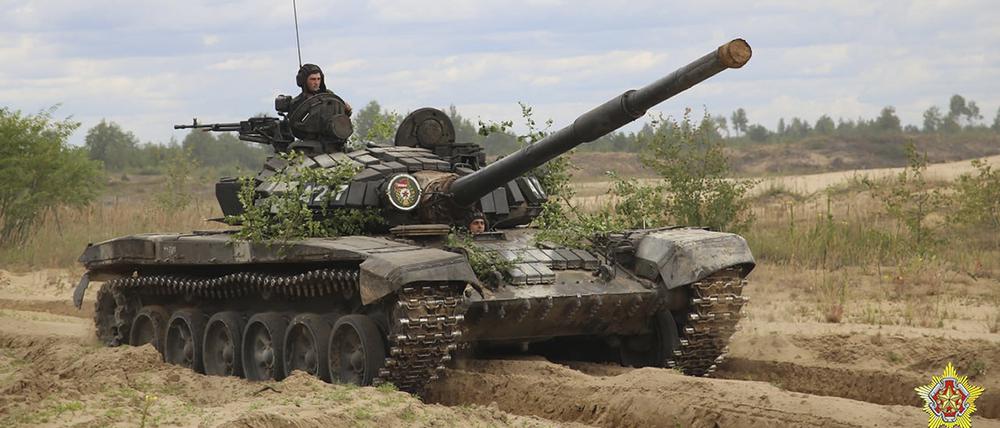 Auf diesem vom belarussischen Verteidigungsministerium zur Verfügung gestellten Foto nehmen belarussische Soldaten und Söldner des privaten Militärunternehmens Wagner in einem belarussischen Panzer an einem Manöver teil.