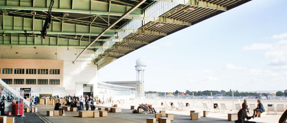 Kunst kaufen am Flughafen: Vier Kunstmessen finden im Tempelhofer Hangar statt.