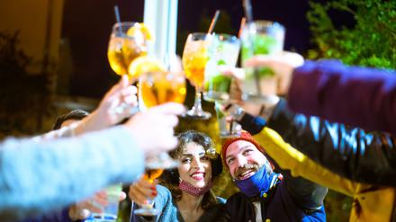 Alkohol gehört oft zu geselligen Abenden dazu. Wenn alle wenig oder kaum trinken, ist das für nüchtern Lebende oft angenehmer. 