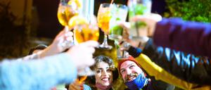 Alkohol gehört oft zu geselligen Abenden dazu. Wenn alle wenig oder kaum trinken, ist das für nüchtern Lebende oft angenehmer. 