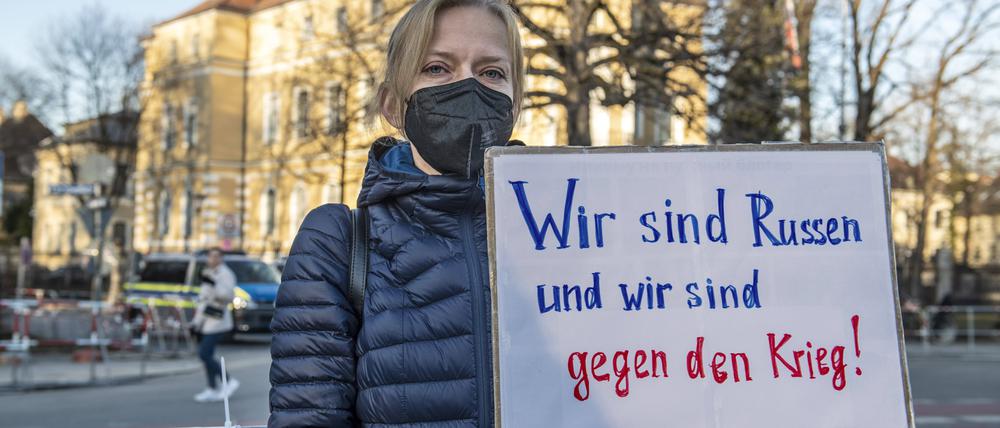 Eine Demonstrantin tut am 1. März in München vor dem Russischen Generalkonsulat ihre Kriegsgegnerschaft kund.