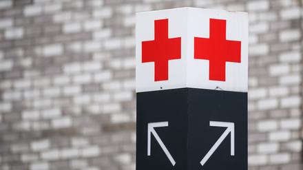 Ein Schild mit einem roten Kreuz. 