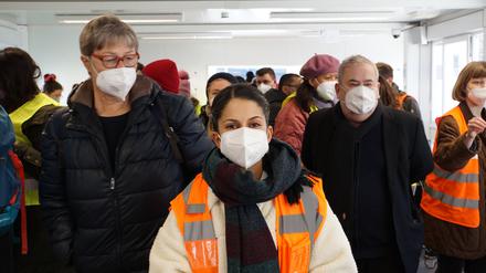 Yasemin Acar, 35, koordiniert die Arbeit der Freiwilligen am Ankunftszentrum des ZOB Charlottenburg.
