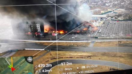 Von ukrainischen Sicherheitskräften zur Verfügung gestelltes Bild zeigt ein gesprengtes Gebäude in der Nähe des Stadtrandes von Kiew.