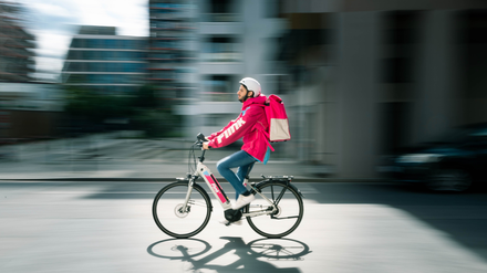 Ein Fahrer des Lieferdienstes Flink. Das Unternehmen beschäftigt in Deutschland über 10.000 Menschen.