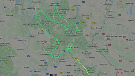 Eine Botschaft für Putin: Klaus Rathmann flog mit einem Ultraleichtflugzeug eine Friedenstaube.