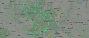 Eine Botschaft für Putin: Klaus Rathmann flog mit einem Ultraleichtflugzeug eine Friedenstaube.