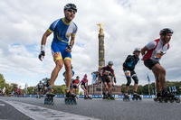 Zahlreiche Inlineskater fahren am 26.09.2015 beim 42. Berlin-Marathon beim Inline-Skating-Wettbewerb an der Siegessäule in Berlin vorbei.