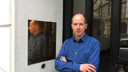 Simon Lütgemeyer hat die Geschichten der ehemaligen jüdischen Bewohner:innen der Käthe-Niederkirchner-Straße 35 auf der Webseite kaethe35.de zusammengetragen und das Projekt der stillen Klingeltafel initiiert. 