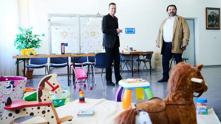 Kultursenator Klaus Lederer (Linke) und Gideon Joffe, Vorsitzender der Jüdischen Gemeinde zu Berlin, am Freitag bei der Vorstellung des Aufnahmezentrums (v.l.n.r.).
