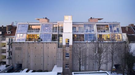 Hochbunker in Köln, Herthastrasse. Er steht in einer Reihe von mehreren Geschosswohnungsbauten und fällt als Bunker gar nicht mehr auf. Nach Angaben des an dem Um- bzw. Aufbau beteiligten Architekten Dietrich Bürgener blieb der Bunker selbst mehr oder weniger unangetastet. Das Lüftungssystem funktioniert noch. 