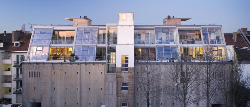 Hochbunker in Köln, Herthastrasse. Er steht in einer Reihe von mehreren Geschosswohnungsbauten und fällt als Bunker gar nicht mehr auf. Nach Angaben des an dem Um- bzw. Aufbau beteiligten Architekten Dietrich Bürgener blieb der Bunker selbst mehr oder weniger unangetastet. Das Lüftungssystem funktioniert noch. 