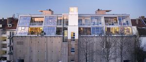 Hochbunker in Köln, Herthastrasse. Er steht in einer Reihe von mehreren Geschosswohnungsbauten und fällt als Bunker gar nicht mehr auf. Nach Angaben des an dem Um- bzw. Aufbau beteiligten Architekten Dietrich Bürgener blieb der Bunker selbst mehr oder weniger unangetastet. Das Lüftungssystem funktioniert noch. 