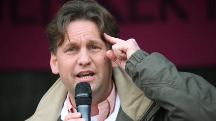 Christian Stockmann während einer Kundgebung auf dem Domplatz in Magdeburg am 29.05.2021.