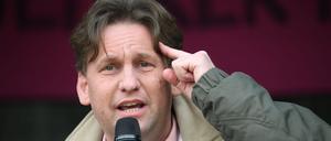 Christian Stockmann während einer Kundgebung auf dem Domplatz in Magdeburg am 29.05.2021.