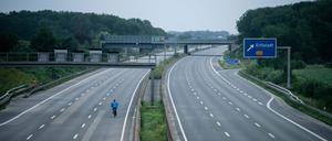 Ein Fahrradfahrer fährt über die gesperrte Autobahn A1 nahe Blessem in Erftstadt. +++ dpa-Bildfunk +++