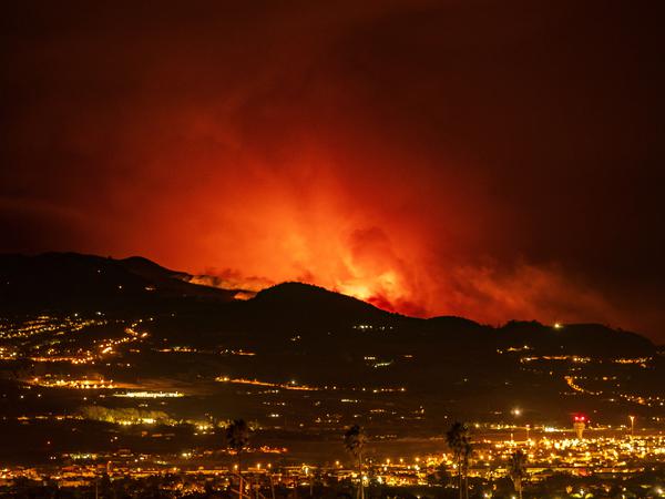 Am Horizont sind Flammen zu sehen, die sich auf die Stadt La Laguna und den Flughafen Los Rodeos zubewegen.