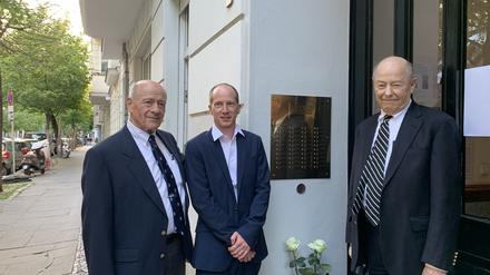 Die stumme Klingeltafel in der Käthe-Niederkirchner-Straße 35 (ehem. Lippehner Straße) wurde 2019 von Werner Gossels, Simon Lütgemeyer und Peter Gossels (v. links n. rechts) eingeweiht. 