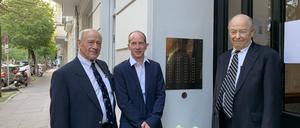 Die stumme Klingeltafel in der Käthe-Niederkirchner-Straße 35 (ehem. Lippehner Straße) wurde 2019 von Werner Gossels, Simon Lütgemeyer und Peter Gossels (v. links n. rechts) eingeweiht. 