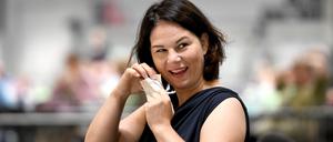 15.08.2020, Nordrhein-Westfalen, Dortmund: Annalena Baerbock, Bundesvorsitzende Bündnis 90/Die Grünen, nimmt beim Parteitag der Grünen ihren Mundschutz ab. Als erste der fünf Landtagsparteien treffen die nordrhein-westfälischen Grünen heute trotz Corona-Pandemie wieder zu einem Parteitag zusammen. Unter strengen Infektionsschutzvorkehrungen tagen die rund 280 Delegierten in den Dortmunder Westfalenhallen. Foto: Caroline Seidel/dpa +++ dpa-Bildfunk +++ | Verwendung weltweit