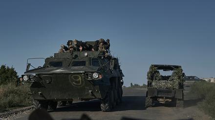 Ukrainische Soldaten fahren auf einem Mannschaftstransportwagen an der Frontlinie in der Nähe von Bachmut.