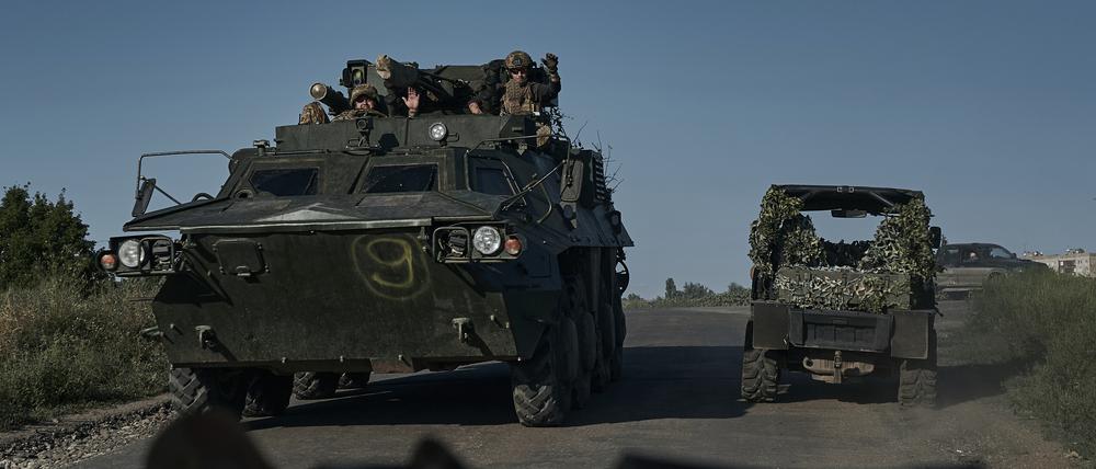 Ukrainische Soldaten fahren auf einem Mannschaftstransportwagen an der Frontlinie in der Nähe von Bachmut.