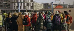 Auf dem Vorplatz des Berliner Hauptbahnhofs stehen Flüchtlinge aus der Ukraine für SIM-Karten an.