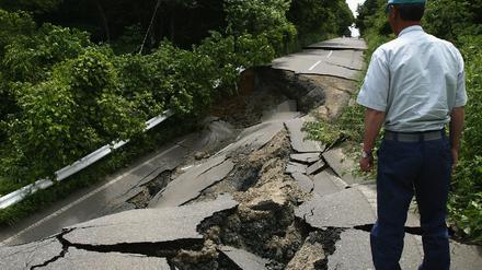 Strong Earthquake Shakes Japan