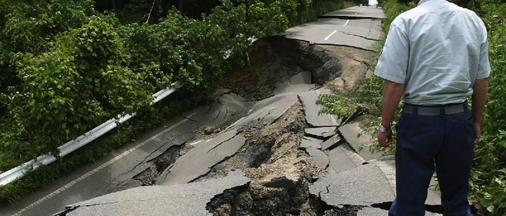 Strong Earthquake Shakes Japan