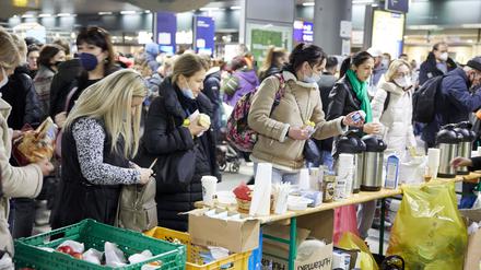 Nach einer langen Reise brauchen die Geflüchteten am Berliner Hauptbahnhof erst einmal Verpflegung.