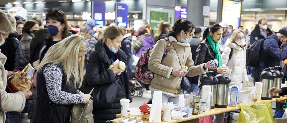 Nach einer langen Reise brauchen die Geflüchteten am Berliner Hauptbahnhof erst einmal Verpflegung.