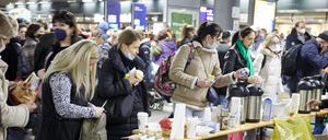 Nach einer langen Reise brauchen die Geflüchteten am Berliner Hauptbahnhof erst einmal Verpflegung.