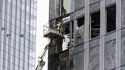 Moskau: Arbeiter reinigen nach einem Drohnenangriff einen Teil der Fassade eines beschädigten Wolkenkratzers im Geschäftsviertel.