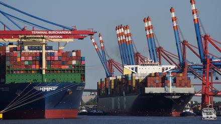 Containerschiffe liegen an einem Containerterminal im Hafen.