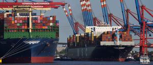 Containerschiffe liegen an einem Containerterminal im Hafen.