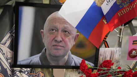 Ein Porträt des russischen Söldnerführers Jewgeni Prigoschin steht an einer informellen Gedenkstelle in der Nähe des Kremls. 