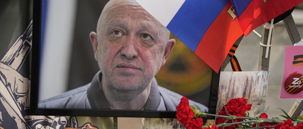 Ein Porträt des russischen Söldnerführers Jewgeni Prigoschin steht an einer informellen Gedenkstelle in der Nähe des Kremls. 