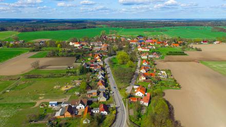 Ein Luftbild des kleinen Orts Sieversdorf in Brandenburg (Symbolbild).
