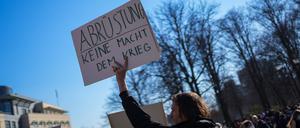 Ein Teilnehmer der Ukraine-Demonstration am vergangenen Sonntag fordert Abrüstung. Ist Putin damit aufzuhalten?