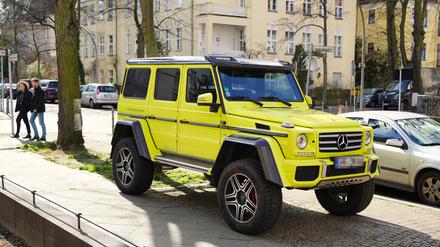 Ein Mercedes der G-Serie, hier ein Exemplar auf einem Gehweg in Schmargendorf