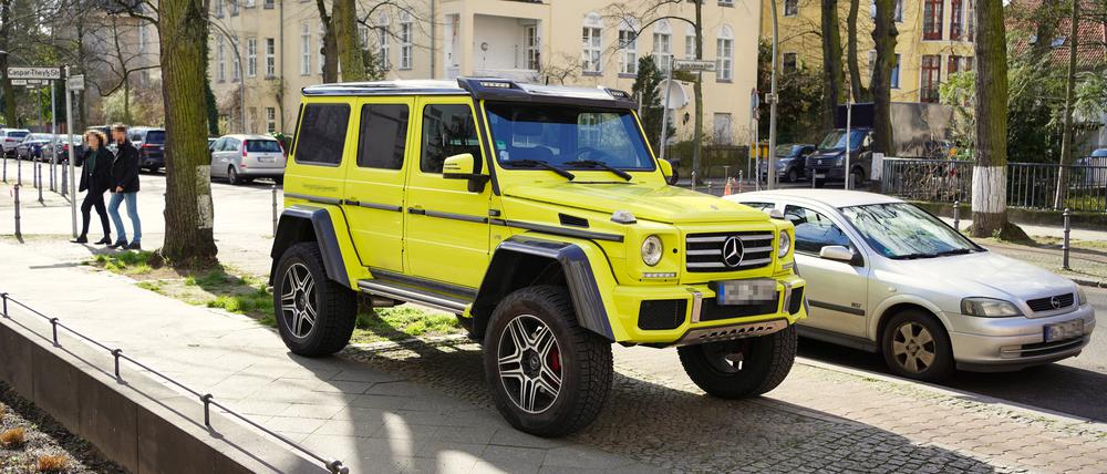 Ein Mercedes der G-Serie, hier ein Exemplar auf einem Gehweg in Schmargendorf