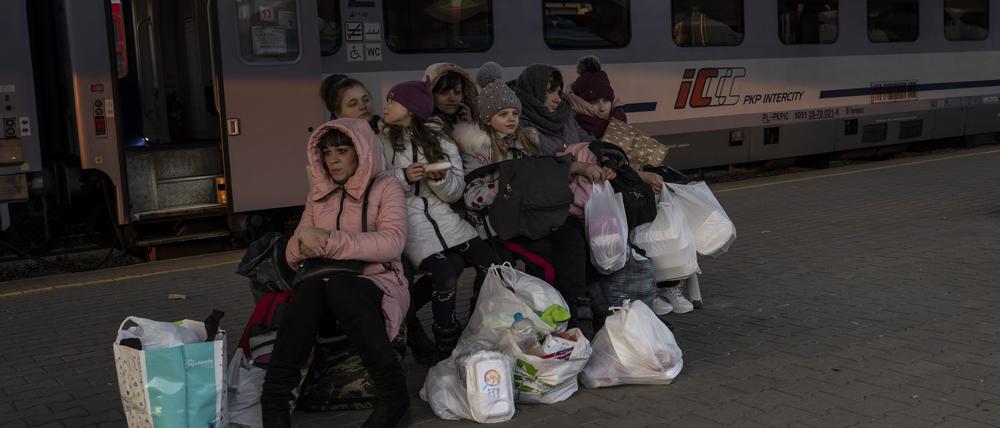 Eine ukrainische Familie ist auf der Flucht vor dem Krieg in ihrer Heimat an einem polnischen Bahnhof gestrandet.