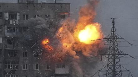 Rauch und Flammen steigen aus einem Wohnhaus.