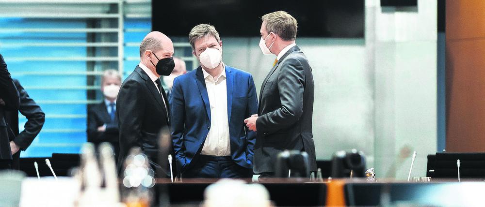  L-R Olaf Scholz SPD, Bundeskanzler, Robert Habeck Buendnis 90/Die Gruenen, Bundesminister fuer Wirtschaft und Klimaschutz und Vizekanzler, und Christian Lindner FDP, Bundesminister der Finanzen, aufgenommen im Rahmen der woechentlichen Kabinettssitzung im Bundeskanzleramt in Berlin, 02.02.2022. Berlin Deutschland *** L R Olaf Scholz SPD , German Chancellor, Robert Habeck Buendnis 90 Die Gruenen , German Minister for Economy and Climate Protection and Vice Chancellor, and Christian Lindner FDP , German Minister of Finance, recorded during the weekly cabinet meeting at the Chancellors Office in Berlin, 02 02 2022 Berlin Germany. Copyright: xFlorianxGaertner/photothek.dex