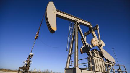 10.03.2022, USA, Odessa: Ein Pumpjack arbeitet vor dem Erdgaskraftwerk von Odessa Ector Power Partners. Foto: Eli Hartman/Odessa American/AP/dpa - ACHTUNG: Nur zur redaktionellen Verwendung und nur mit vollständiger Nennung des vorstehenden Credits +++ dpa-Bildfunk +++
